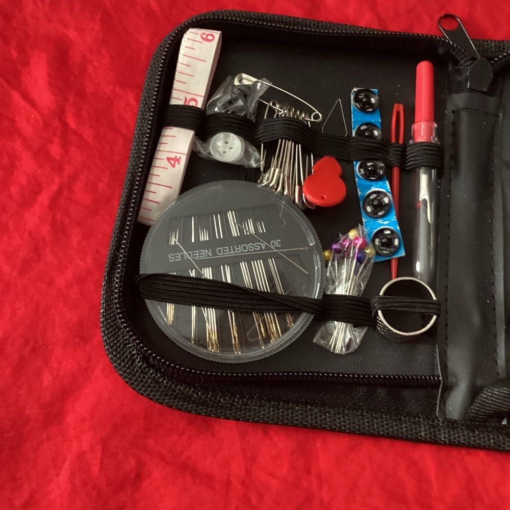 Compact Sewing Kit with Multicolor Threads - Picture 9 of 9